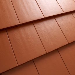 Tellisepunased Carisma katusekivid, horisontaalselt paigutatud, tekstuurse pinnaga.