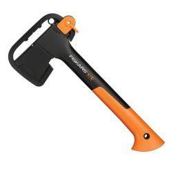 Liten Fiskars-yxa med orange och svart handtag, designad för effektiv klyvning.