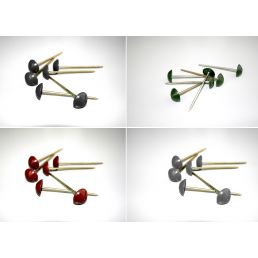 Neljän eri värin kattoruuvien setti: musta, harmaa, vihreä ja punainen, jokainen varustettu vastaavalla tiivistysaluslevyllä.