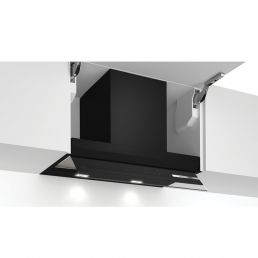 Svart integrerad köksfläkt med utdragbara silverdetaljer och en kontrollpanel.