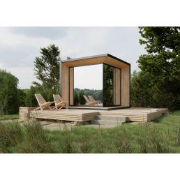 Ett modernt litet bastu med stor glasfront och trä-solstolar på förterrassen.