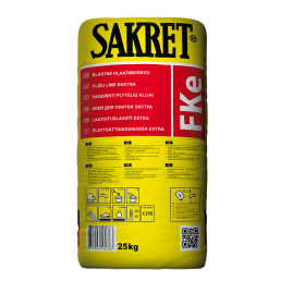 25 kg Sakret FKe flexibel kakelblandning i gul påse. Framsidan visar de huvudsakliga produktfunktionerna, inklusive instruktioner för kakelsättning och en QR-kod.