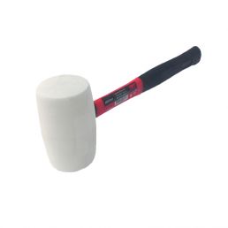Valge kummihaamer musta käepidemega. Tulles, et pehmendada lööke ja vähendada põrutust.