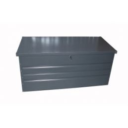 Grå metallförvaringslåda för trädgården med horisontella band och en sidolås.