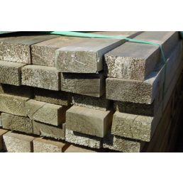 Staplat impregnerat sågvirke, rektangulära reglar med måtten 50x100 mm, sågspår synliga på ytorna, något rundade kanter.