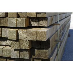 Staplad impregnerad sågvara, rektangulära reglar med mått på 50x50 mm, med naturlig trästruktur.