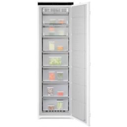 Stående vit frys med sju genomskinliga lådor som innehåller matvaror i olika behållare. Dörrens insida är slät och vit.