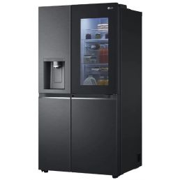 Svart kylskåp med fyra dörrar, genomskinligt fönster på den högra dörren och vattenautomat på den vänstra.