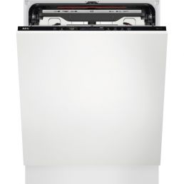 Integrerad diskmaskin med vit frontpanel, övre kanten öppen och synliga galler inuti.