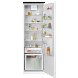 Vit enkeldörrskyl med genomskinliga hyllor och lådor, fylld med olika drycker och livsmedel i burkar och flaskor.