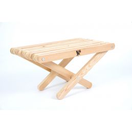 Litet hopfällbart träbord med X-formade ben och naturlig finish.
