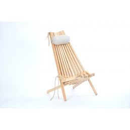 Platsbesparande träliggstol med naturlig finish och ett vitt huvudstöd, fällbar design.