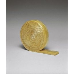 Keltainen lasivillarulla ISOVER TK-140, pakattu läpinäkyvään muoviin. Eriste on tiiviisti kierretty rullaksi.