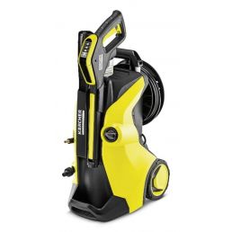Kollane ja must Kärcher K 5 Premium Full Control Plus survepesur, varustatud survehoidjarulli ja erinevate düüsidega.