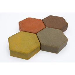 Fyra sexkantiga betongplattor i olika nyanser av brunt och gult, tjocklek 60 mm.