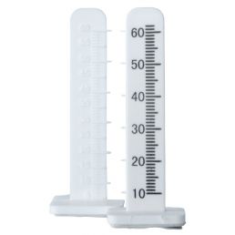 Kaksi valkoista Kiilto-korkeusmerkkiä, joissa on asteikot, numerot ja mittamerkinnät.