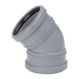Harmaa 45° liitoskulma viemäriputkelle, tarkoitettu veden virtauksen ohjaamiseen.