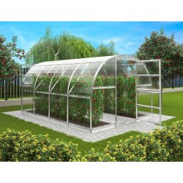 Klar, 3 meter bred och 4 meter lång växthus med ett välvt 6 mm tjockt polykarbonattak och metallram.