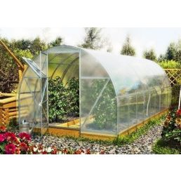 Öko Polar växthus, 3x4 meter, med halvgenomskinlig plasttäckning och två dörrar.