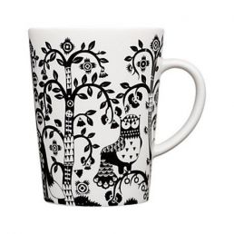Must-valge keraamiline kruus, Iittala Taika seeria, 0,4 l, dekoreeritud müstiliste mustritega, nagu puud ja fantaasialoomad.