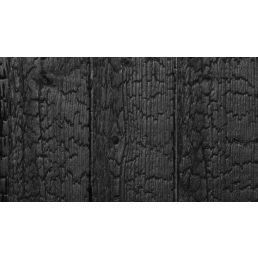 Kuusest valmistatud mustaks põletatud fassaadilaudis, millel on nähtav sügav tekstuur.