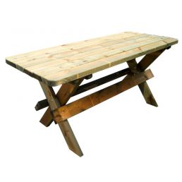 Klassiskt träbord med korsade ben i naturliga toner.