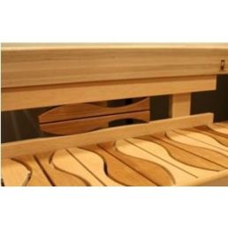 Töötlemata puidust lavamoodul, mõõtmetega 400x2045 mm. Moodulil on näha S-kujulisi istumiskohti ja seinaliiste heledast puidust.