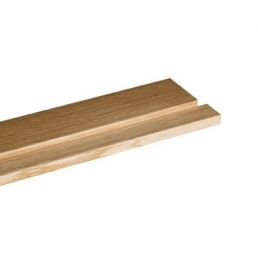 Kaksi lakattua tammikynnystä, mitat 22x92 mm, sileät pinnat ja suorat reunat.