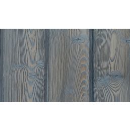 Helehalli tooniga põletatud Euroopa lehisest fassaadilaudis, mis näitab sügavaid puidusüü mustreid.