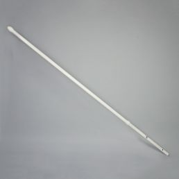 Ren vit flaggstång med en liten fästdetalj i ena änden.