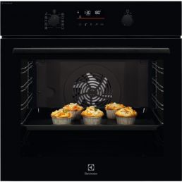 Svart elektrisk ugn från Electrolux med digital display och vred. Innehåller bakade muffins.