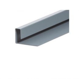 Grå Cedral-avslutningsprofilen används som en avslutande detalj i utomhusfinishen.