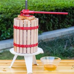 18L wooden fruit press with red straps, featuring a red metal handle and a white base. The juice is collected in a clear bowl.