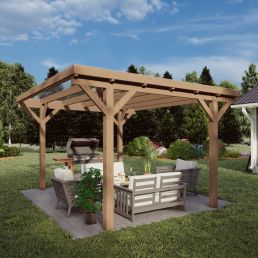 Brun träpergola med trädgårdsmöbelset i trädgården, inkluderande bord, stolar och en sidoskärm.