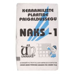 Förpackning av Uninaks NAKS-1 plattsättningsblandning med vit och blå design. Framsidan visar produktnamnet, beskrivningen och Uninaks logotyp.