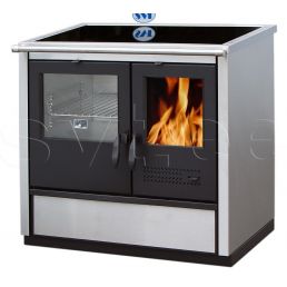 Musta-hopeinen puuliesi, jossa on keraaminen liesitaso, vasemmalla lasi-ikkunallinen uuniluukku, oikealla tuliluukku ja alhaalla vaalea laatikko.
