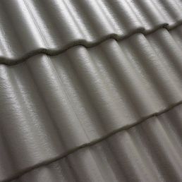 Hall katusekivi kumerate servadega ja tekstuurse pinnaga.