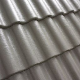 Helehall laineline katusekivi, detailse ja tekstuurse pinnaga.