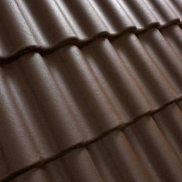 Pruun laineline katusekivi, mille sile tekstuur ja ühtlane värvitoon loovad klassikalise välimuse.