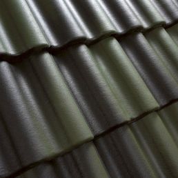 Roheline ja must laineline katusekivi sileda ja läikiva pinnaga.