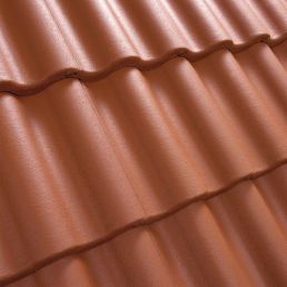 Tellisepunase tooniga gofreeritud Palema katusekivi, millel on siledad, läikivad pinnad ja teravad sooned.