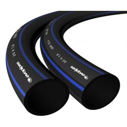 Must pehme PEM-toru, siniste triipude ja valge tekstiga. Läbimõõt: 20mm, seinapaksus: 2mm, rullis: 100m, PN10.