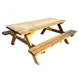 Klassiskt träpicknickbord med integrerade bänkar. Naturlig träfärg.