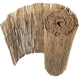 Ruokoaidan rulla, 1x6 metriä, luonnollinen väri, jäykkä rakenne. Käytetään puutarhojen tai suojien suunnitteluun.