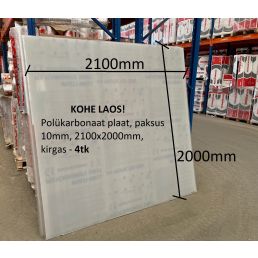 Läpinäkyvä polykarbonaattilevy, paksuus 10 mm, koko 2100 x 2000 mm, pinottuna varastossa.