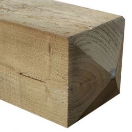 Raakapuisesta, neliskulmaisesta parrusta, koko 200x200 mm, näkyvät puun syyt ja sahapinnat.