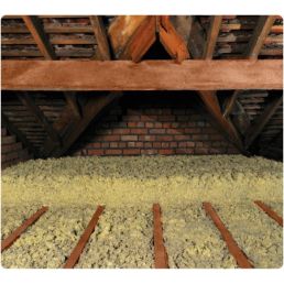 Klaasvill on paigaldatud pööningule, kattes puittalade vahelised ruumid. Etagi on soojustatud, et parandada energiaefektiivsust.