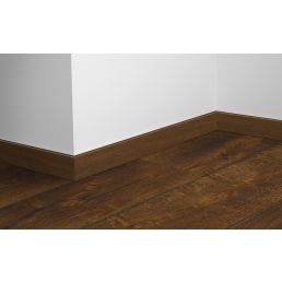 Tumepruun SPC Rocko põrandaliist, mis on paigaldatud heleda seina äärde.