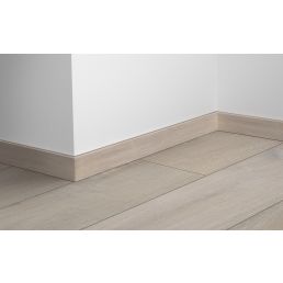 Helehall SPC Rocko põrandaliist, mudel Crystal Shore, pakub sujuvat üleminekut seinale.