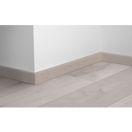 Beež SPC Rocko põrandaliist Airflow, mis on paigaldatud helehallile laminaatpõrandale minimalistlikus interjööris.